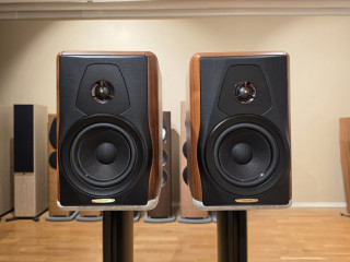Sonus Faber Electa Amator III + Carrera Stand hos Ljudmakarn.se