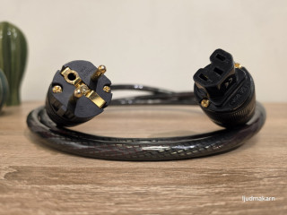 Nordost Tyr 2 Strömkabel hos Ljudmakarn.se